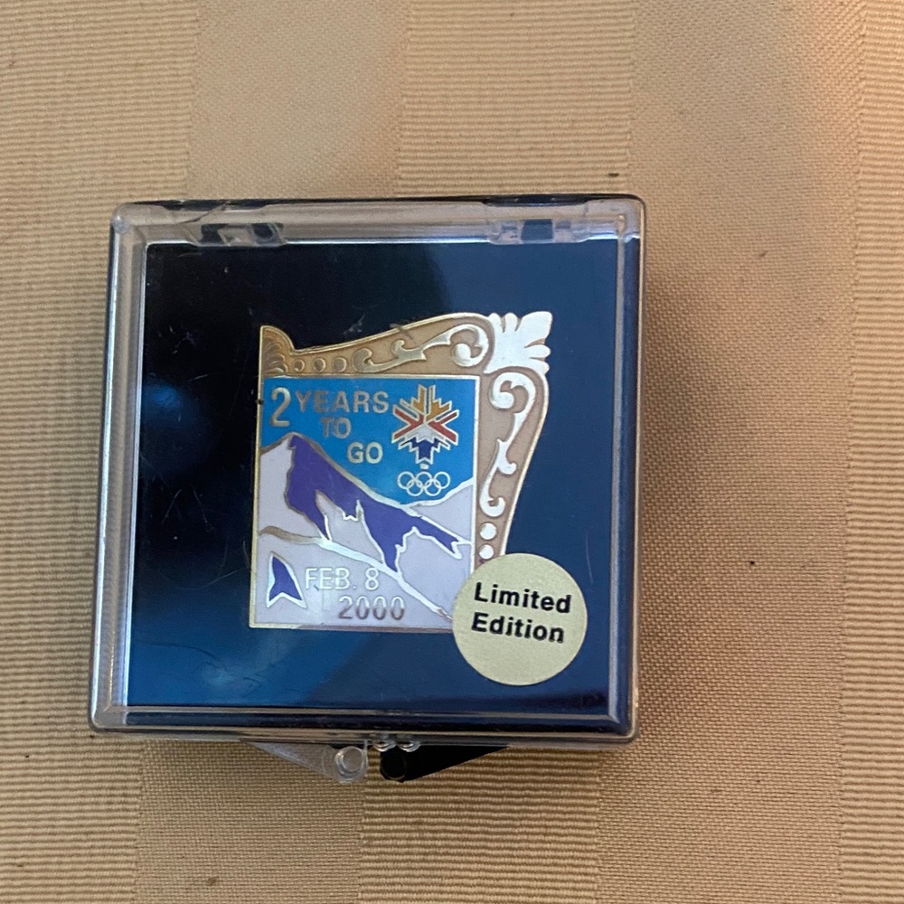Olympic Commemorative Pin with Blue and Gold 2000 NIB